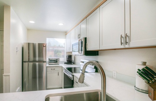 North Bend House | Moon River Suites 2 - on River, Private Hot Tub, Downtown by North Bend Escapes