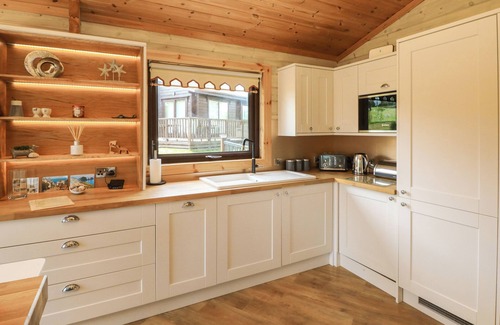 Hartland Cottage | MOONLAKE LODGE, pet friendly, with a garden in Woolfardisworthy