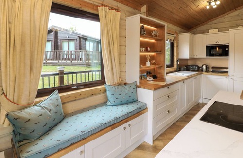 Hartland Cottage | MOONLAKE LODGE, pet friendly, with a garden in Woolfardisworthy