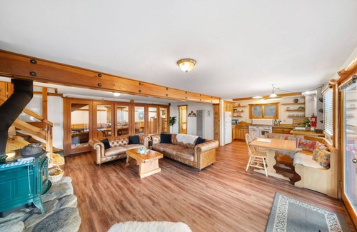 Idyllwild Cabin | Moonlight Mountain Retreat Woodworker's Masterpiece with Spa and Game Room
