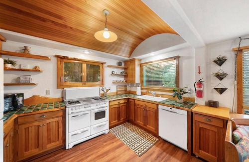 Idyllwild Cabin | Moonlight Mountain Retreat Woodworker's Masterpiece with Spa and Game Room
