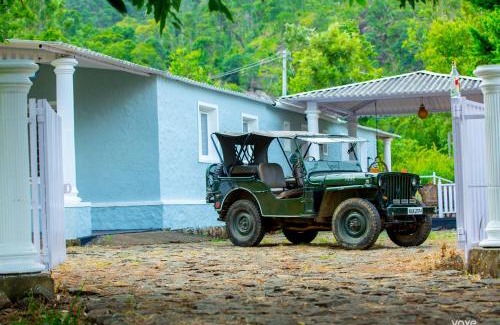 Periyur Resort | Moonlight Munnar Forest Bungalow with Private Waterfalls by VOYE HOMES