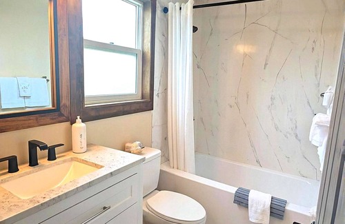 Ocean Shores Hotel | Moonlight Trail - King Studio Room at Wanderlust Inn, Pet Friendly