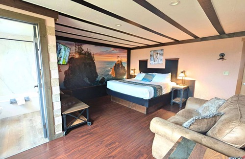 Ocean Shores Hotel | Moonlight Trail - King Studio Room at Wanderlust Inn, Pet Friendly