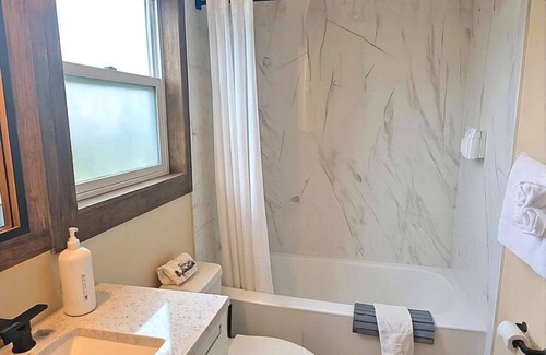 Ocean Shores Hotel | Moonlight Trail - King Studio Room at Wanderlust Inn, Pet Friendly