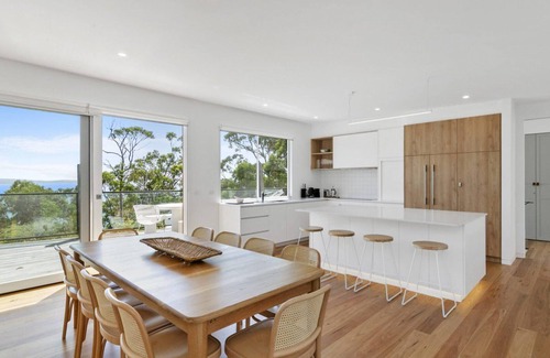 Lorne House | Moonraker - Stunning Views, Brand New Contemporary Beach Home