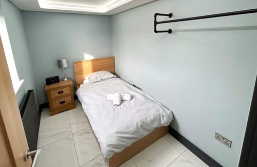 Norwich House | Moonsticks, Modern & Well Presented 5 Bed House