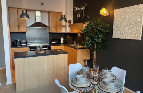 Birmingham City Centre Apartment | MoonStone Loft -Wyndale -1BR W/Private Parking