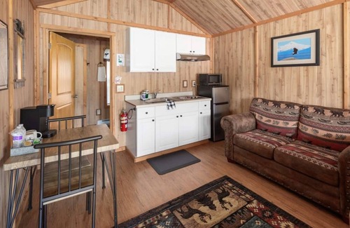 Coram Cabin | Moose Cabin-6 Miles to Glacier!