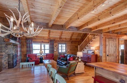 Boone Cabin | Moose Creek Lodge NEW LISTING! Updated cabin with hot tub, pool table, & mountain and river views!