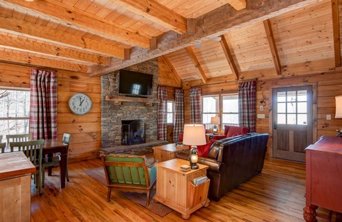 Boone Cabin | Moose Creek Lodge NEW LISTING! Updated cabin with hot tub, pool table, & mountain and river views!
