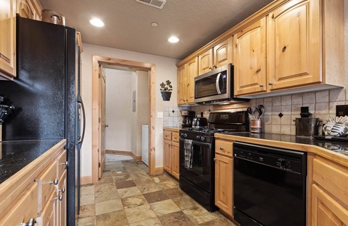 Kimball Junction Condo | Moose Mgmt at Foxpoint 1678C Front Balcony w BBQ-Walk to Shops-King bed-TopFloor