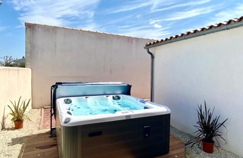 Sainte-Marie-de-Re House | "MORANDE" grande maison avec Piscine Chauffée