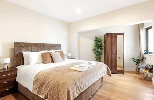 Merton Apartment | Morden - Entire 1BR Flat with Balcony - Walk to Station