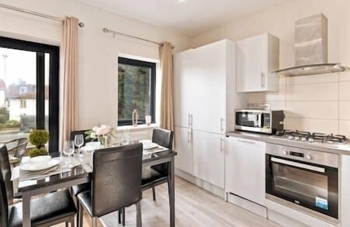 Merton Apartment | Morden - Entire 1BR Flat with Balcony - Walk to Station