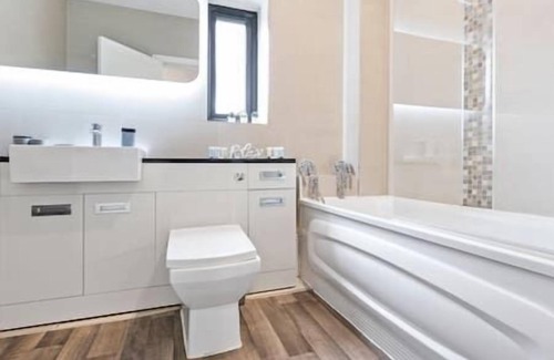 Merton Apartment | Morden - Entire 1BR Flat with Balcony - Walk to Station
