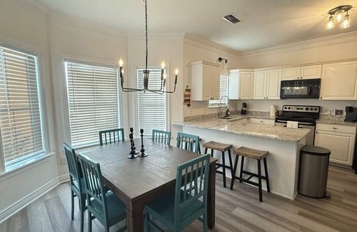 Starkville House | More Cowbell-Minutes to MSU, 4 BR/4.5 BA Newly Renovated, King Bed, Pet Friendly