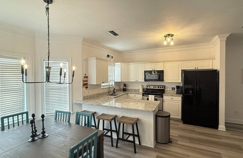 Starkville House | More Cowbell-Minutes to MSU, 4 BR/4.5 BA Newly Renovated, King Bed, Pet Friendly