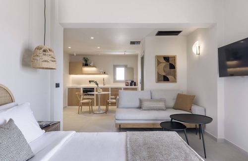 Firostefani Apartment | Morfes - Romantic Suite with Hot tub and Sea View by Caldera Houses