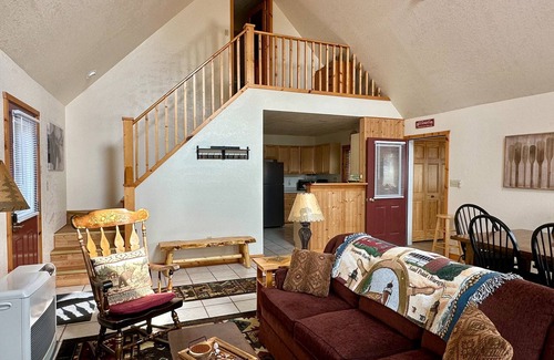 Lake Linden Cottage | Morning Glory Lakeside Cabin: Peaceful Autumn Getaway – Waves, Woods, and Warmth