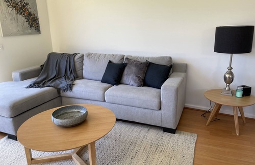 Mornington House | Mornington guesthouse- 8 minutes from the beach!