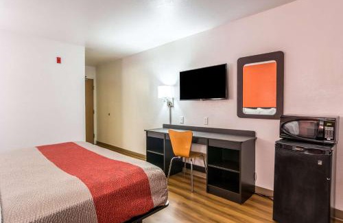 Barkeyville Hotel | Motel 6-Barkeyville, PA