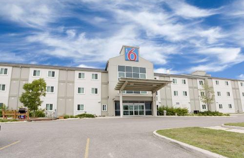 Brandon Hotel | Motel 6-Brandon, MB