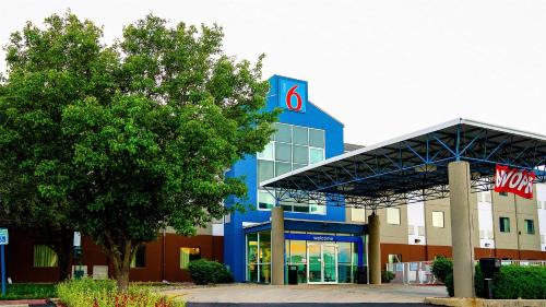 Caseyville Hotel | Motel 6-Caseyville, IL - Caseyville Il