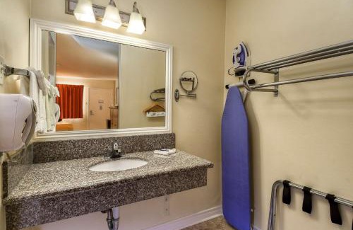 Claremont Hotel | Motel 6-Claremont, CA