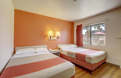 Corona Hotel | Motel 6 Corona, CA