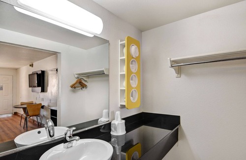 Northwest Dallas Hotel | Motel 6 Dallas, TX - Forest Lane