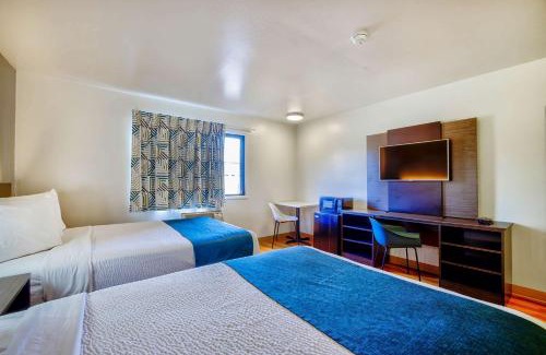 Duluth Hotel | Motel 6-Duluth, MN