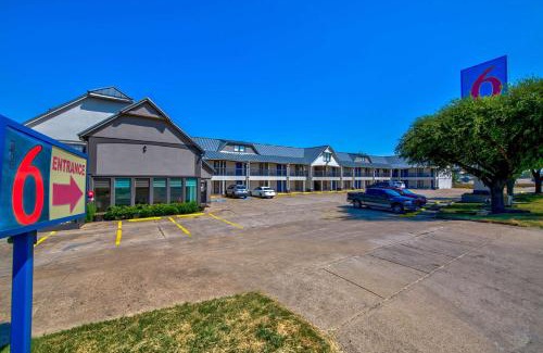 Fort Worth Hotel | Motel 6-Fort Worth, TX - White Settlement