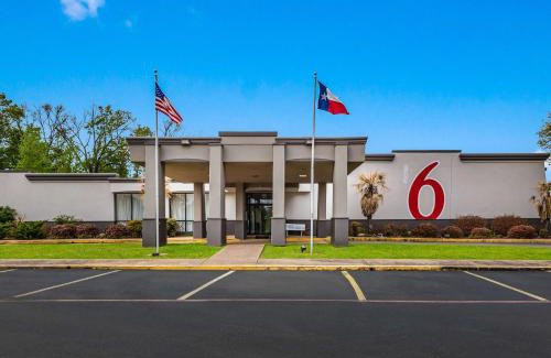 Henderson Hotel | Motel 6-Henderson, TX
