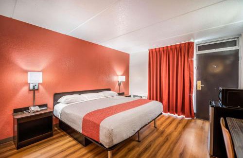 Henderson Hotel | Motel 6-Henderson, TX
