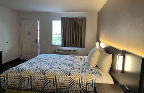 Junction Hotel | Motel 6 Junction, TX Llano River