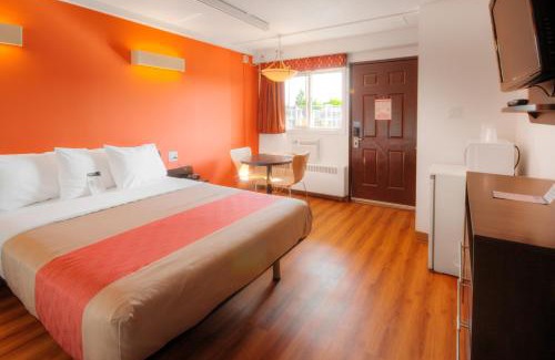 South Lethbridge Hotel | Motel 6-Lethbridge, AB