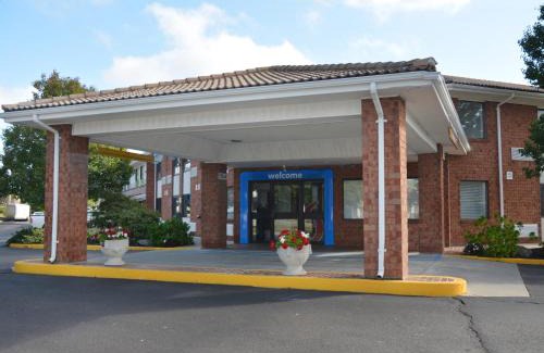 Newport Hotel | Motel 6-Newport, RI