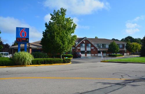 Newport Hotel | Motel 6-Newport, RI