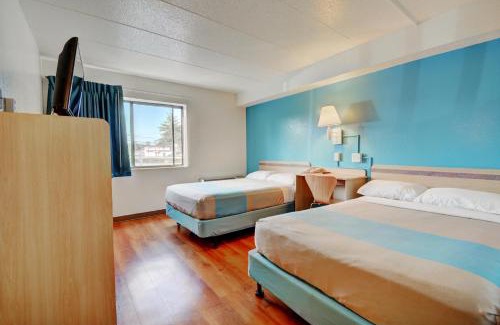 Newport Hotel | Motel 6-Newport, RI