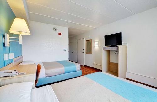 Newport Hotel | Motel 6 Newport, RI