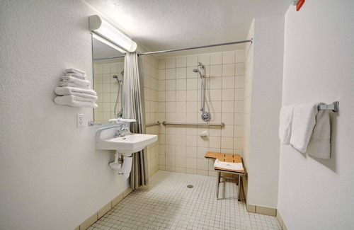 Newport Hotel | Motel 6 Newport, RI