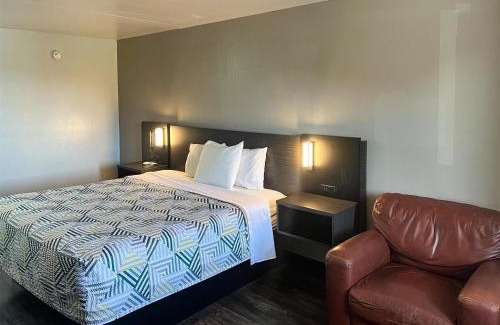 Ozark Hotel | Motel 6-Ozark, AR