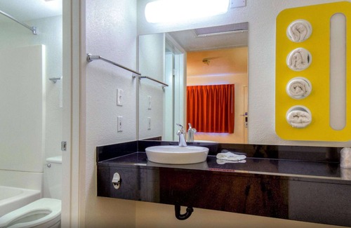 Westmont Hotel | Motel 6 Pomona, CA - Los Angeles