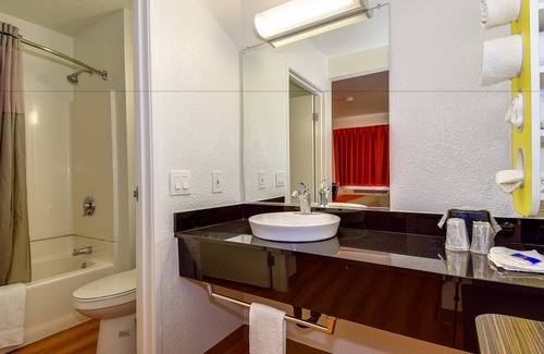 Riverside Hotel | Motel 6 Riverside, CA - UCR East