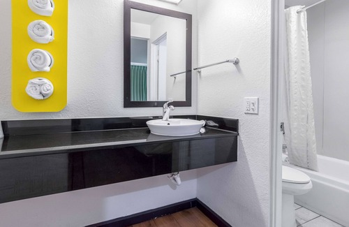 Riverside Hotel | Motel 6 Riverside, CA - UCR East