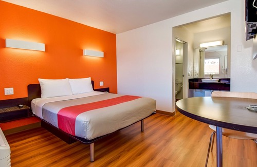 Riverside Hotel | Motel 6 Riverside, CA - UCR East