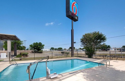 Southside Hotel | Motel 6-San Antonio, TX - South