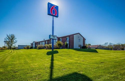 Saukville Hotel | Motel 6-Saukville, WI