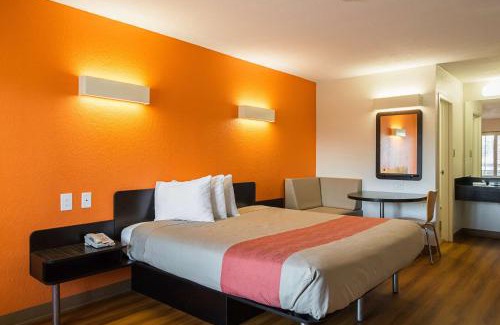 Savannah Hotel | Motel 6-Savannah, GA - Midtown
